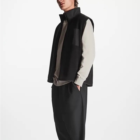 COS Relaxed Fit Ripstop-Trimmed Fleece Vest - Picture 2 of 6